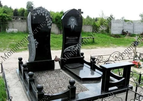 Красивый памятник на могилу из мрамора