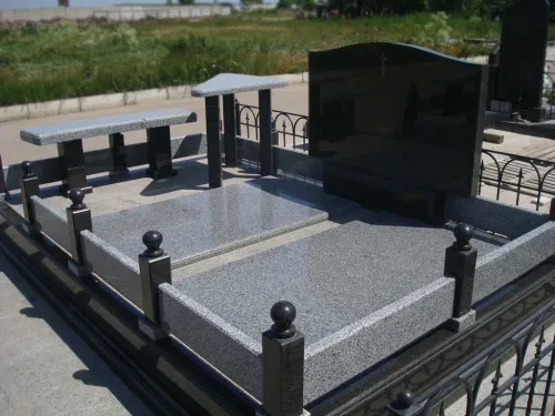 Гранитный могильный комплекс