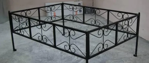 металлической ограды на кладбище