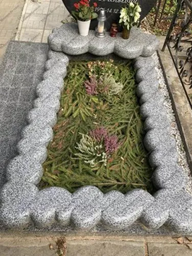 красивый цветник на могилу