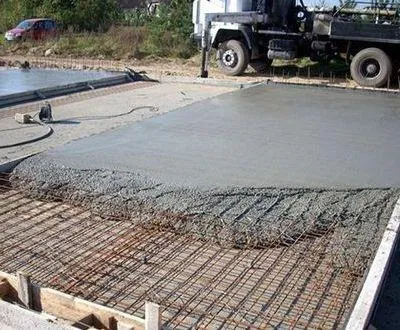 заливка стяжки на могилу